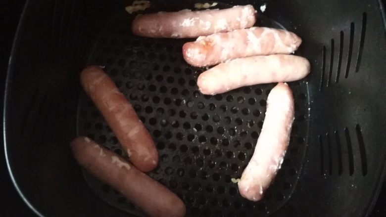 香肠面包,10.这个时候,香肠放入空气炸锅烤熟