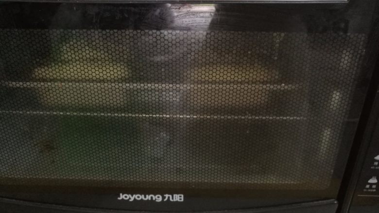 香肠面包,14.放入烤箱。180度,25分钟即可