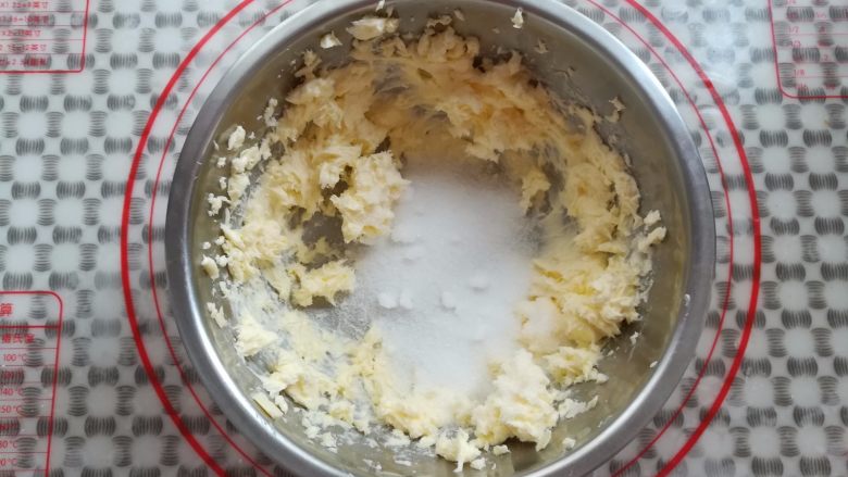纯真凤梨酥,打发到蓬松后加入细砂糖,继续打到顺滑状态
