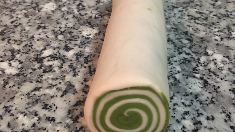 雙色抹茶饅頭,去頭去尾,切掉不齊的部份,