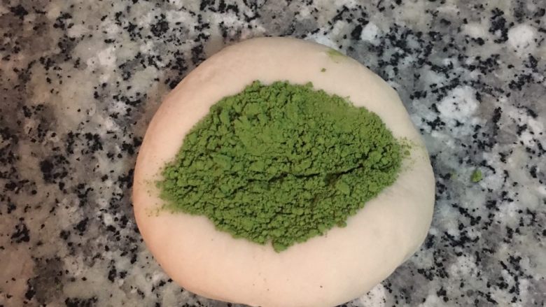 雙色抹茶饅頭,150g麵糰加入4g抹茶粉,揉勻。(如太乾可以手稍沾濕再繼續揉)
