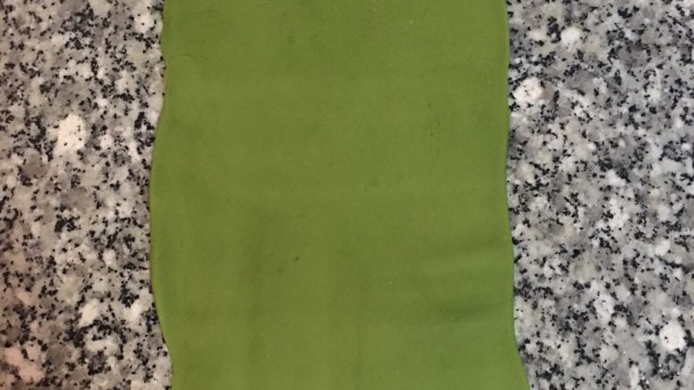 雙色抹茶饅頭,抹茶麵糰也重覆ㄧ樣的步驟,最後也是桿成長方型。