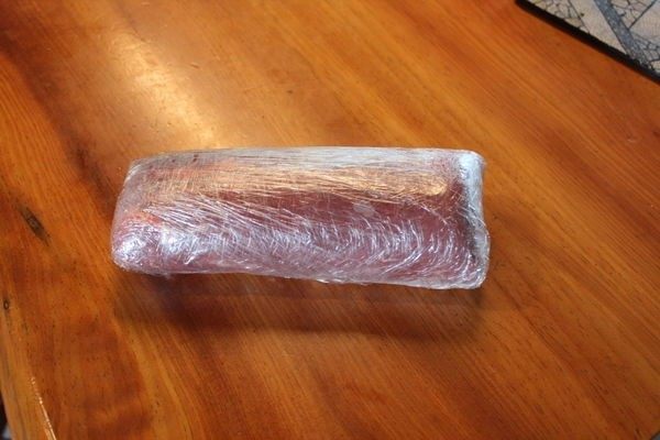 惠灵顿牛肉,买来一大块菲力,修掉边缘的肉块油脂,将长型的菲力用保鲜膜紧紧包上几层,放在冰箱隔夜让其定型。