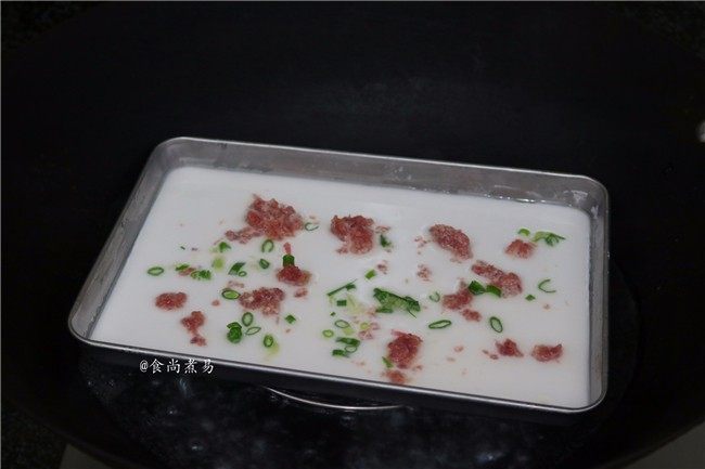 香滑肉沫蒸肠粉,蒸锅水煮开后,放入蒸盆,隔水大火蒸1-2分钟