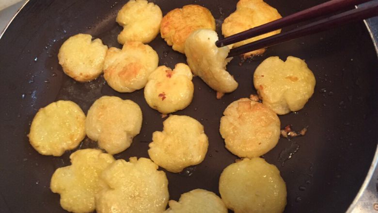 香煎土豆饼,别忘了及时翻,检查另一面哦