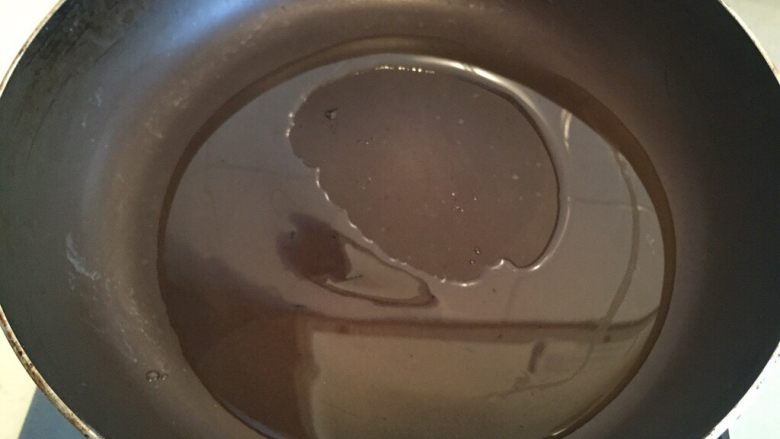 香煎土豆饼,锅里放适量油,多一点无妨