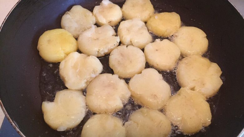 香煎土豆饼,倒入土豆饼(中火)