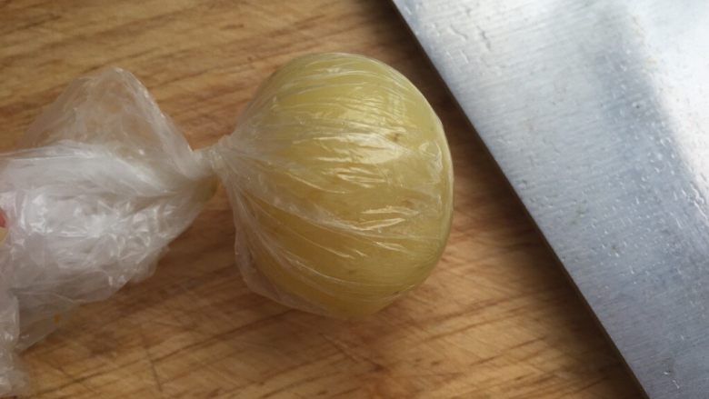 香煎土豆饼,用保鲜袋裹住土豆,收口扭紧