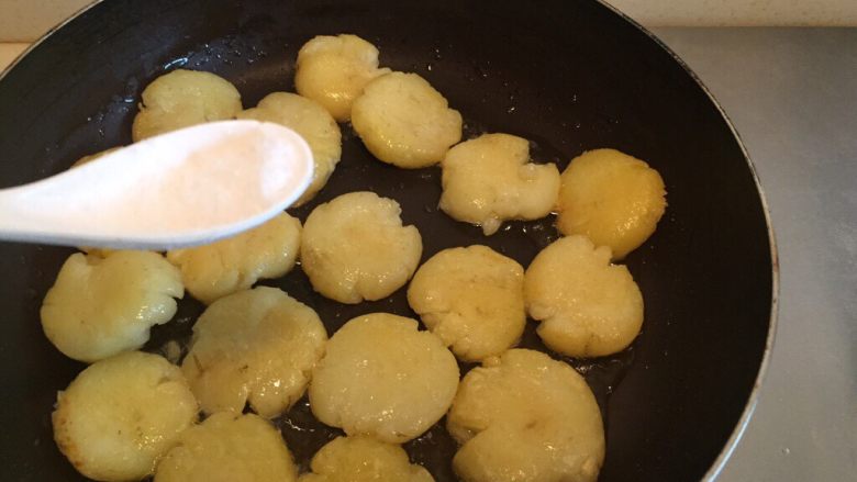 香煎土豆饼,撒适量盐(根据自己的口味)