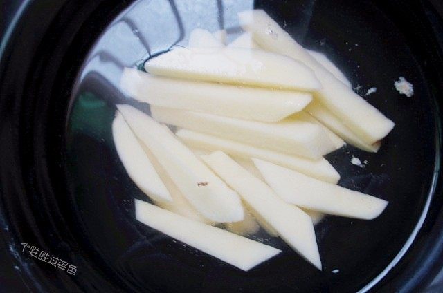 麻辣香锅,土豆去皮,切成跟胡萝卜粗细一样的条