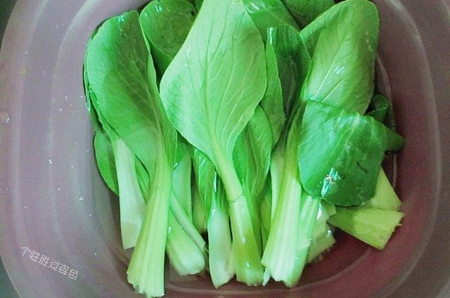 麻辣香锅,青菜去根,用盐水浸泡半小时,清洗干净