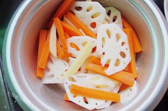 麻辣香锅,土豆。胡萝卜条、藕片焯水,焯水后过几遍凉水备用