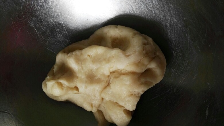 抹茶螺旋酥,把中粉猪油白糖混合,搓成颗粒状再加入水(不要把水全部都倒进去了,面粉的吸水量都不一样)能够融合成团就放到桌上揉(猪油要固体状的)