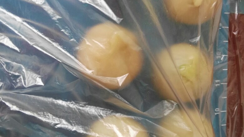 抹茶螺旋酥,依次做好,盖上保鲜袋再加盖湿布。