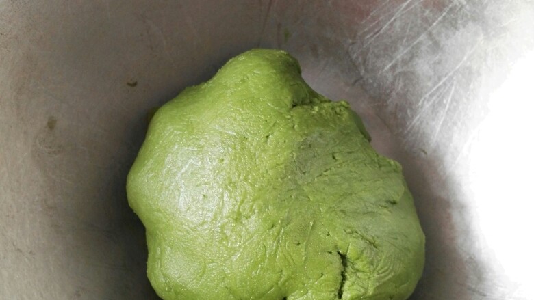 抹茶螺旋酥,天气热油酥稀沾手就放冰箱冷藏一下再拿出合成团(不要太稀以免漏酥)混合好的油酥用保鲜袋装好松弛20-30分钟。