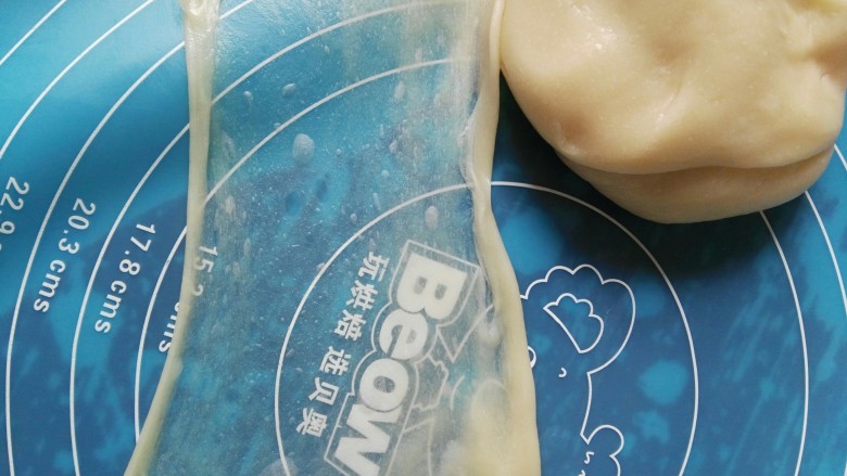 抹茶螺旋酥,几分钟后就揉出了手套膜(用保鲜袋包好放冰箱松弛20-30分钟)
