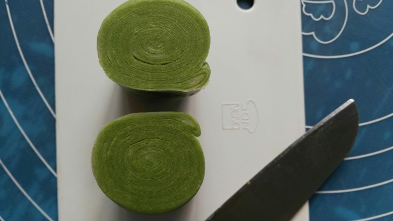 抹茶螺旋酥,用刀子从中间一分为二(用锋利的刀,这样能切出好看的刀口)