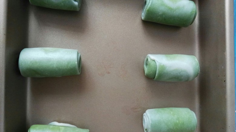 抹茶螺旋酥,盖上保鲜袋湿布松弛20分钟左右(天热我放冰箱了)