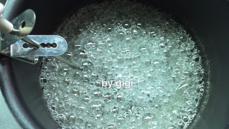 人氣三層玻璃糖餅乾,制作玻璃糖漿:鍋中倒入玉米糖漿(水飴)、砂糖用中火煮至攝氏150度