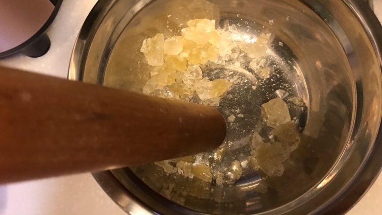 润肺神物《冰糖柠檬膏》【甜品篇】,烤完用工具处理成小块。因为经过烤箱的高温处理,冰糖很轻易被捣碎。