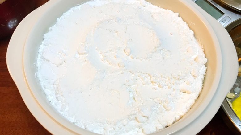 润肺神物《冰糖柠檬膏》【甜品篇】,均匀的铺好。盖盖子,放进炖锅里,用炖虫草的功能,炖6个小时,也可以用电饭锅,炖一晚上。