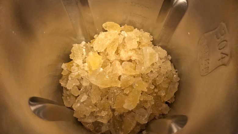 润肺神物《冰糖柠檬膏》【甜品篇】,放进干磨机,一个果蔬功能,没有干磨机的尽量上一步弄碎点就可以了。