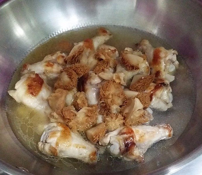 猴头菇烧鸡翅根,放入猴头菇和温水,加盖大火