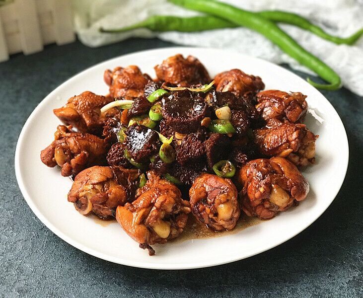 猴头菇烧鸡翅根,盛盘