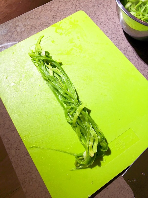 麻辣贡菜脆脆丸,贡菜捞出沥干水分,用手轻轻挤。