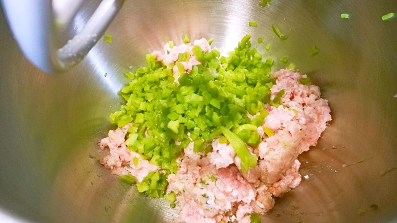 麻辣贡菜脆脆丸,把肉馅和贡菜丁,放入搅拌机低速搅拌半小时。