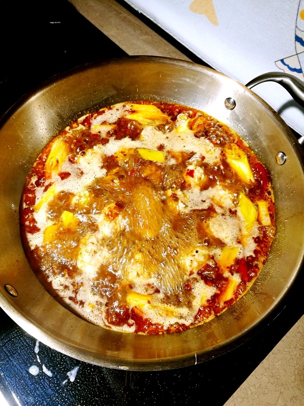 麻辣贡菜脆脆丸,沸汤中把调好的肉馅汆成肉圆,丸子下好,煮10分钟关火再浸泡15分钟