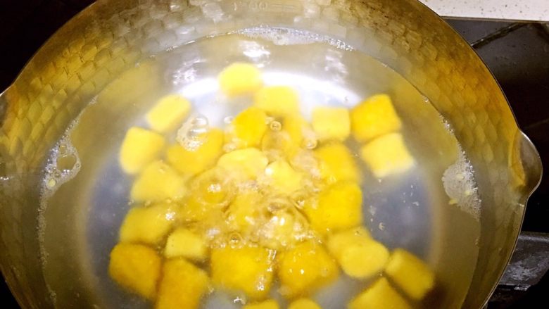 水果芋圆捞,烧一锅水,水开以后放入适量的芋圆,等芋圆全部浮起即可。