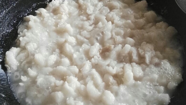 熬猪油,把板油洗净切成小块,全部切好放入锅中再倒入适量的<a style='color:red;display:inline-block;' href='/shicai/ 156925'>水</a>(妈妈的动作挺快回家板油都在锅里熬着了)