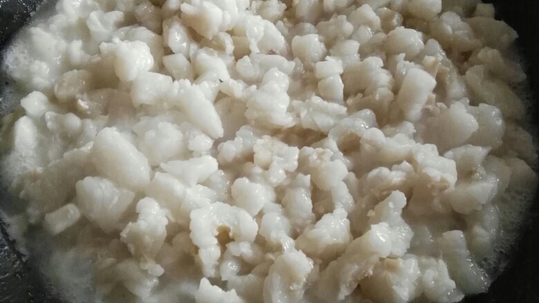 熬猪油,水慢慢烧干了开始出油了,大火转小火熬(用锅铲翻动下以免沾锅糊底)