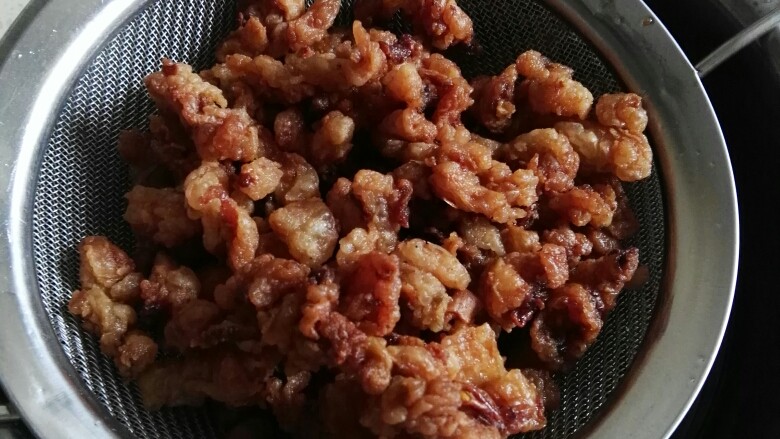 熬猪油,最后的油渣过筛压一压还会出油的,不要浪费了(这样的猪油炒小青菜或煮面条给点)