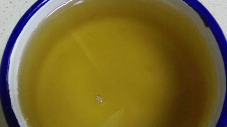 熬猪油,看看热呼呼的猪油挺清澈吧!