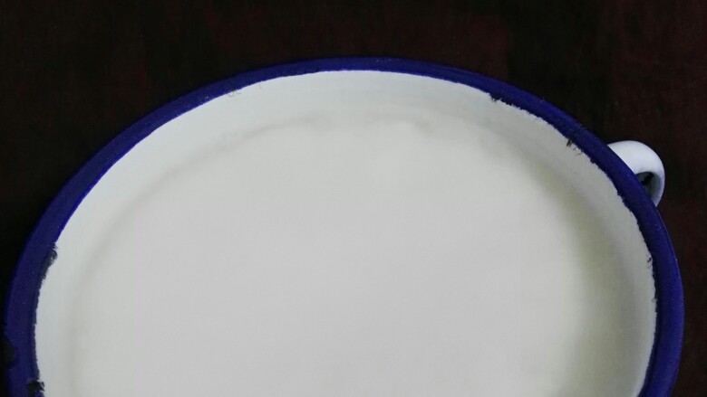 熬猪油,晾凉后放冰箱冷藏(妈妈说以前要放一点点盐延长保存期)