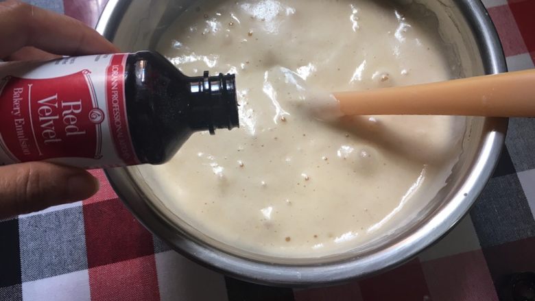 (真假难辨)爱心提拉米苏,滴入几滴红丝绒精华液,搅拌均匀
