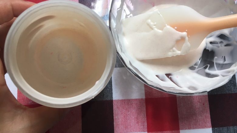 (真假难辨)爱心提拉米苏,倒入巧克力,轻轻转动瓶身,让巧克力覆盖全面,冷藏1分钟,再倒入巧克力,重复倒入(一层巧克力是不够坚固的,很容易碎掉,所以要分几次把份量里的巧克力全挂在瓶身,这样才形成坚固的外壳)放冰箱冷藏1小时以上备用