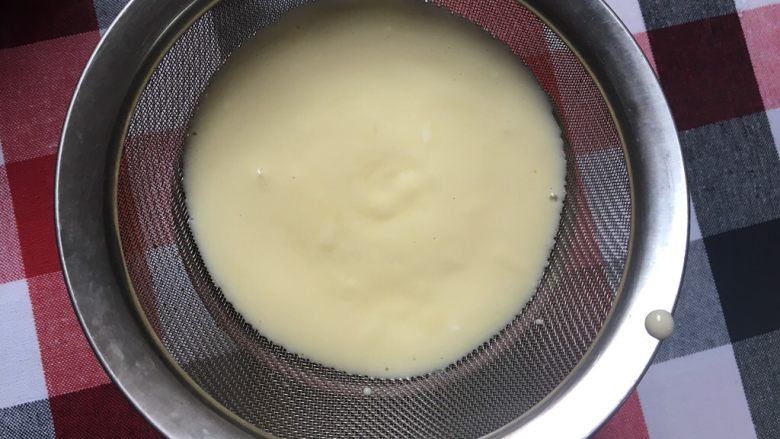 (真假难辨)爱心提拉米苏,为了细腻口感,过筛蛋黄奶酪糊