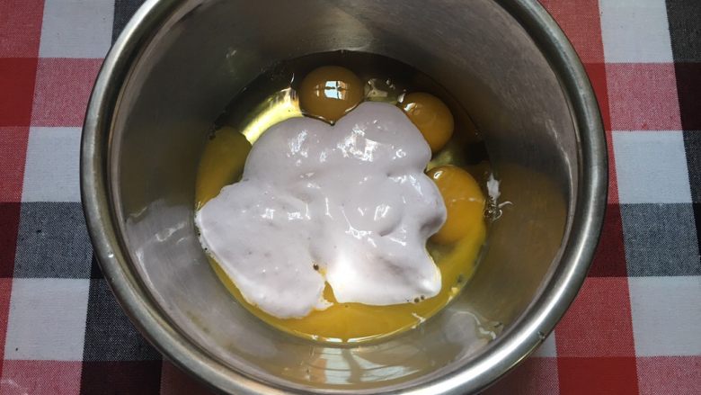 (真假难辨)爱心提拉米苏,全蛋跟fluff家棉花糖混合,轻轻搅拌几下