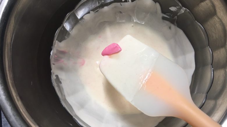 (真假难辨)爱心提拉米苏,因为做的是草莓味的,所以用粉色巧克力调色