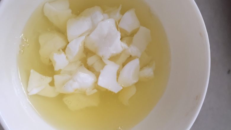 快手菜鲜香赛螃蟹(鸡蛋,咸蛋),将咸蛋白弄碎放入蛋清液中