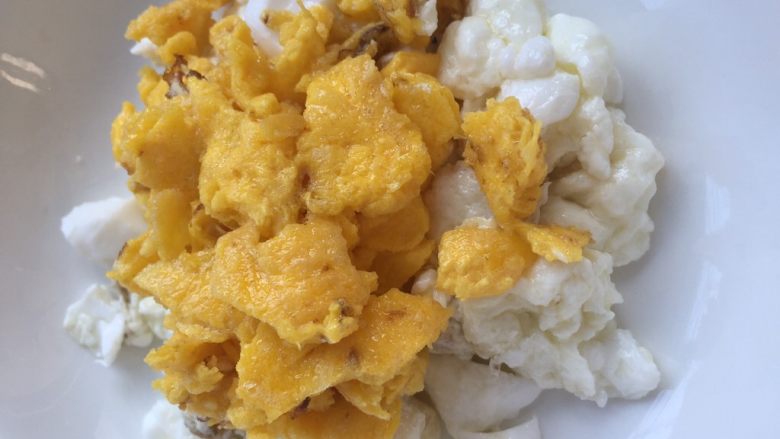快手菜鲜香赛螃蟹(鸡蛋,咸蛋),蛋黄蛋白是不是很像蟹黄和蟹肉啊