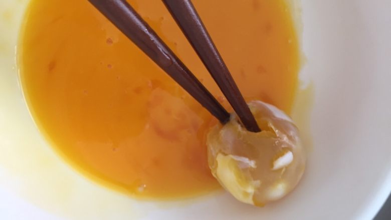 快手菜鲜香赛螃蟹(鸡蛋,咸蛋),咸蛋黄放入蛋黄中捣碎