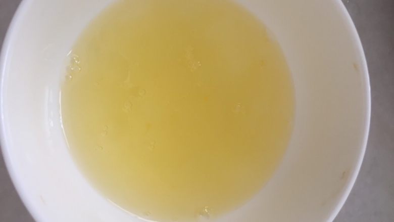 快手菜鲜香赛螃蟹(鸡蛋,咸蛋),取鸡蛋两个,将蛋黄蛋清分开
