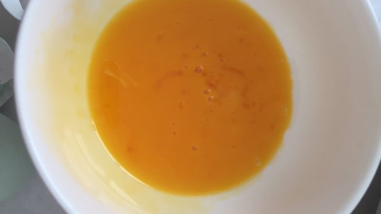 快手菜鲜香赛螃蟹(鸡蛋,咸蛋),将分开的蛋黄蛋清加些许盐搅拌下