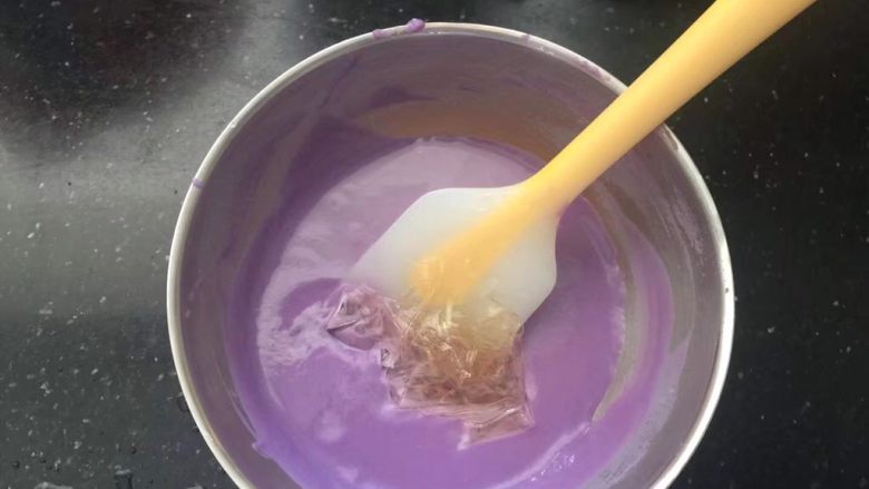 【拨浪鼓】手绘蝴蝶紫薯慕斯蛋糕,捞出放入紫薯牛奶糊中隔热水搅拌至融化,放一边凉一下。