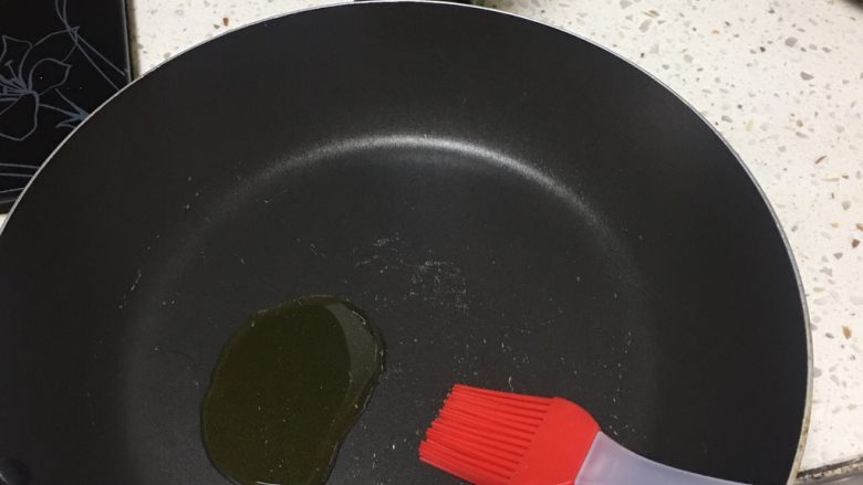 芒果季之可丽饼,平底锅刷少许橄榄油,用小火微热。