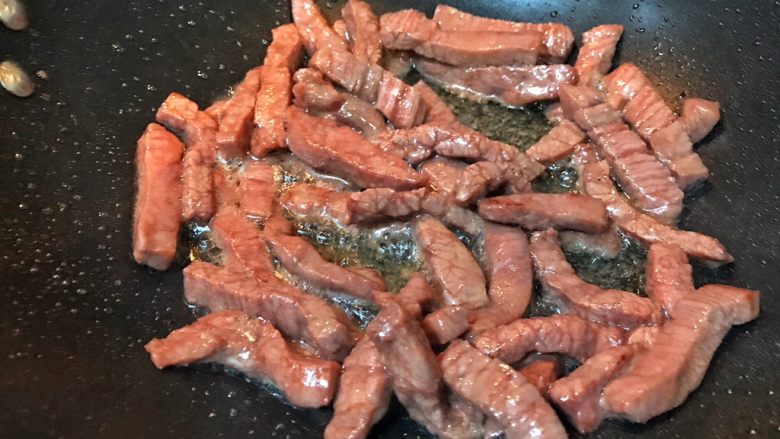 超满足便当(13),等到看着表面全部变色即可盛出 油就留在锅里